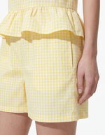 Détail du Short de la marque PIECES motif Vichy jaune et blanc. Coupe taille haute avec ceinture élastique et coupe standard (regular fit). Matière durable en coton biologique et fibres recyclées.