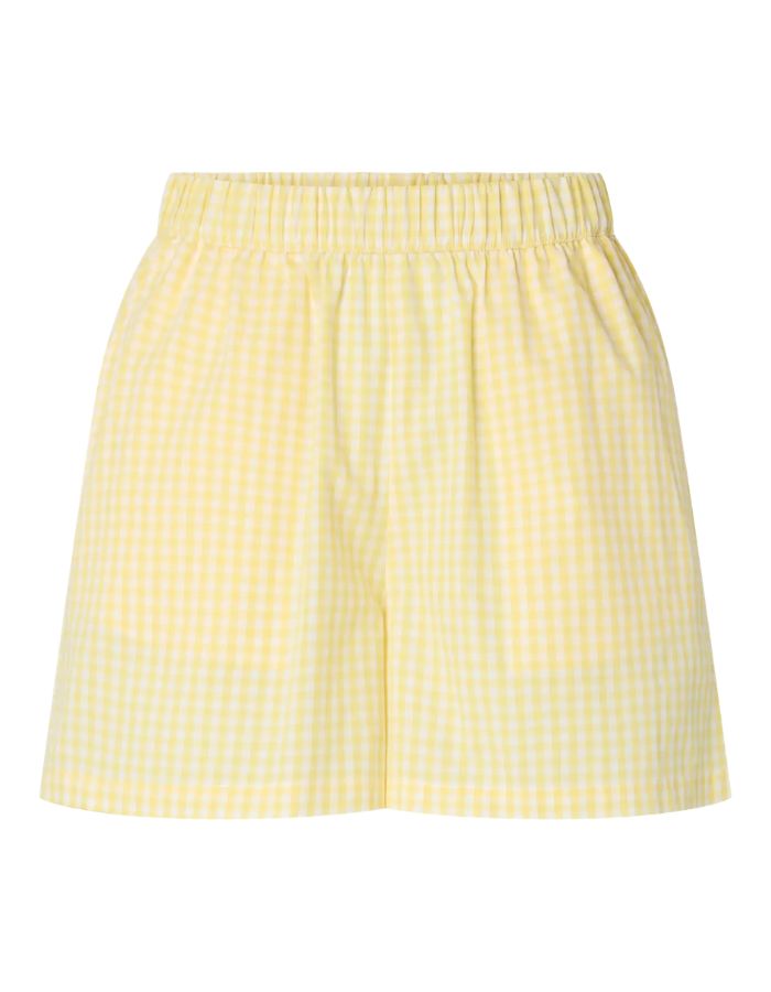 Short de la marque PIECES motif Vichy jaune et blanc. Coupe taille haute avec ceinture élastique et coupe standard (regular fit). Matière durable en coton biologique et fibres recyclées.