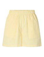 Short de la marque PIECES motif Vichy jaune et blanc. Coupe taille haute avec ceinture élastique et coupe standard (regular fit). Matière durable en coton biologique et fibres recyclées.