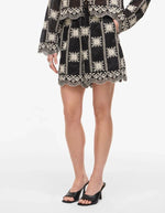 Vue de face du Short taille haute fluide Nala par Rouge Edit, coloris noir Meteorite Embroidery. Coupe large avec poches latérales et broderies ton sur ton élégantes. Tissu soyeux en mélange de lyocell.