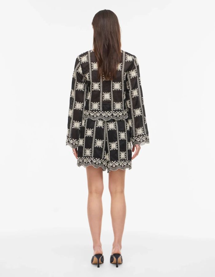 Vue de dos du Short taille haute fluide Nala par Rouge Edit, coloris noir Meteorite Embroidery. Coupe large avec poches latérales et broderies ton sur ton élégantes. Tissu soyeux en mélange de lyocell.