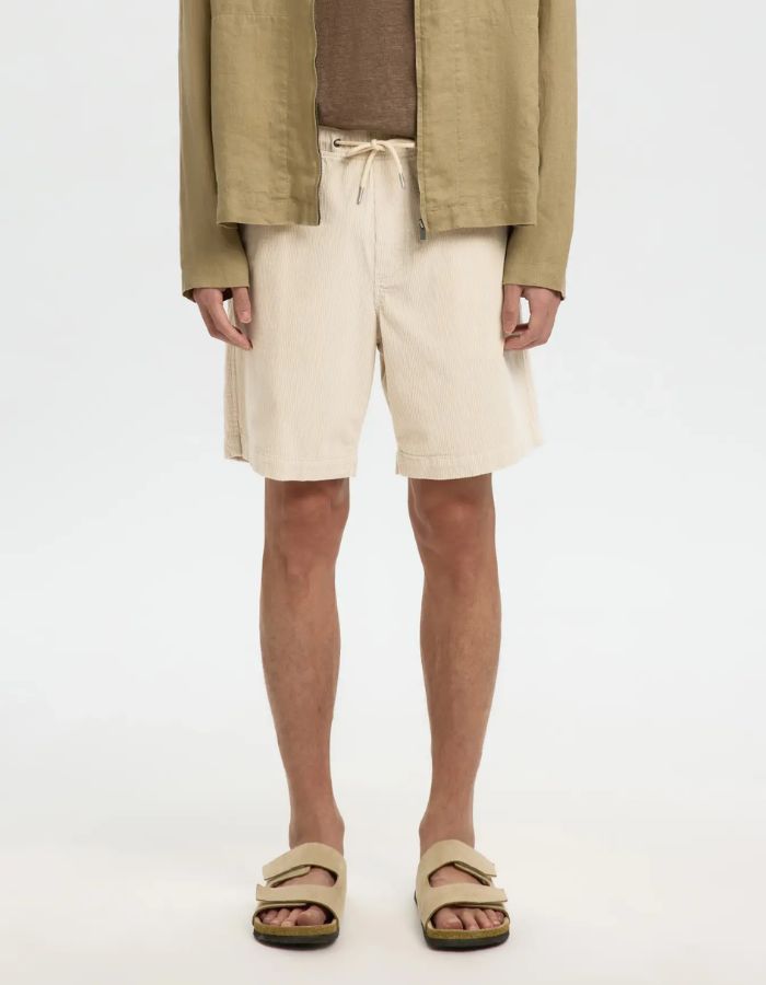 Short Velours Jace beige en velours côtelé, taille élastiquée avec cordon de serrage, longueur au genou.