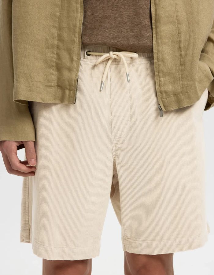 Short Velours Jace beige en velours côtelé avec taille élastiquée et cordon de serrage.