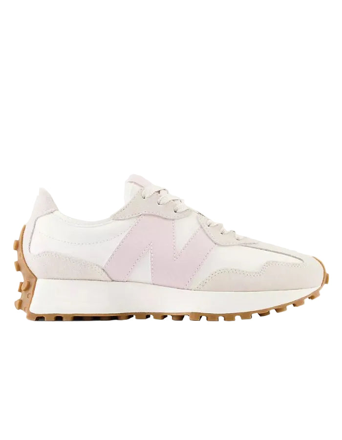 New Balance 327 Moonbeam December Sky sneakers en daim et textile blanc cassé avec logo N rose pâle et semelle crantée marron.