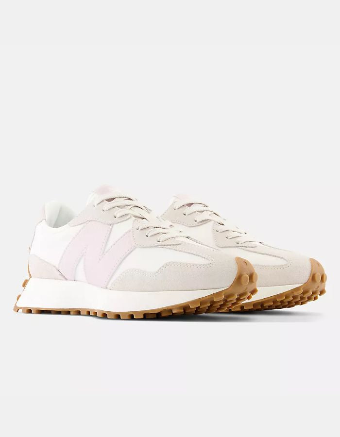 New Balance 327 Moonbeam December Sky sneakers en daim et textile blanc cassé avec logo N rose pâle et semelle crantée marron.