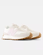 New Balance 327 Moonbeam December Sky sneakers en daim et textile blanc cassé avec logo N rose pâle et semelle crantée marron.