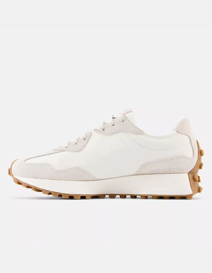 Sneaker New Balance 327 blanc cassé en daim et textile, semelle crantée marron.