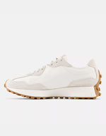 Sneaker New Balance 327 blanc cassé en daim et textile, semelle crantée marron.