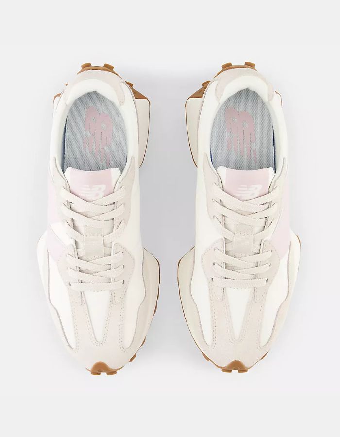 New Balance 327 Moonbeam December Sky sneakers, daim et textile blanc cassé avec logo N rose pâle et semelle crantée marron.