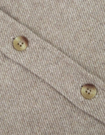 Boutons de la Surchemise ample en flanelle de laine mélangée gris ciment pour homme, modèle Monge de la marque Maison Labiche. Présente une coupe droite large avec col chemise, fermeture boutonnée et deux poches plaquées sur la poitrine.