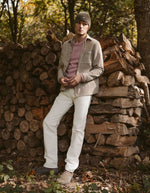 Silhouette avec la Surchemise ample en flanelle de laine mélangée gris ciment pour homme, modèle Monge de la marque Maison Labiche. Présente une coupe droite large avec col chemise, fermeture boutonnée et deux poches plaquées sur la poitrine.