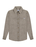 Surchemise ample en flanelle de laine mélangée gris ciment pour homme, modèle Monge de la marque Maison Labiche. Présente une coupe droite large avec col chemise, fermeture boutonnée et deux poches plaquées sur la poitrine.