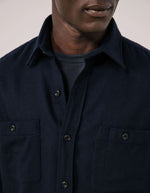 Col de la Surchemise pour homme en flanelle de laine recyclée bleu marine avec poches poitrine boutonnées et col simple, modèle Percey Chemise couleur Bleu Marine de la marque Hartford.