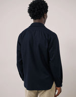 Dos de la Surchemise pour homme en flanelle de laine recyclée bleu marine avec poches poitrine boutonnées et col simple, modèle Percey Chemise couleur Bleu Marine de la marque Hartford.