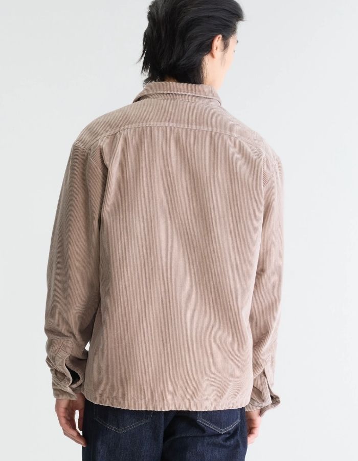 Dos de la Surchemise droite pour femme en velours côtelé beige 100% coton avec boutons métalliques et col classique, modèle Gonil de la marque Bellerose.