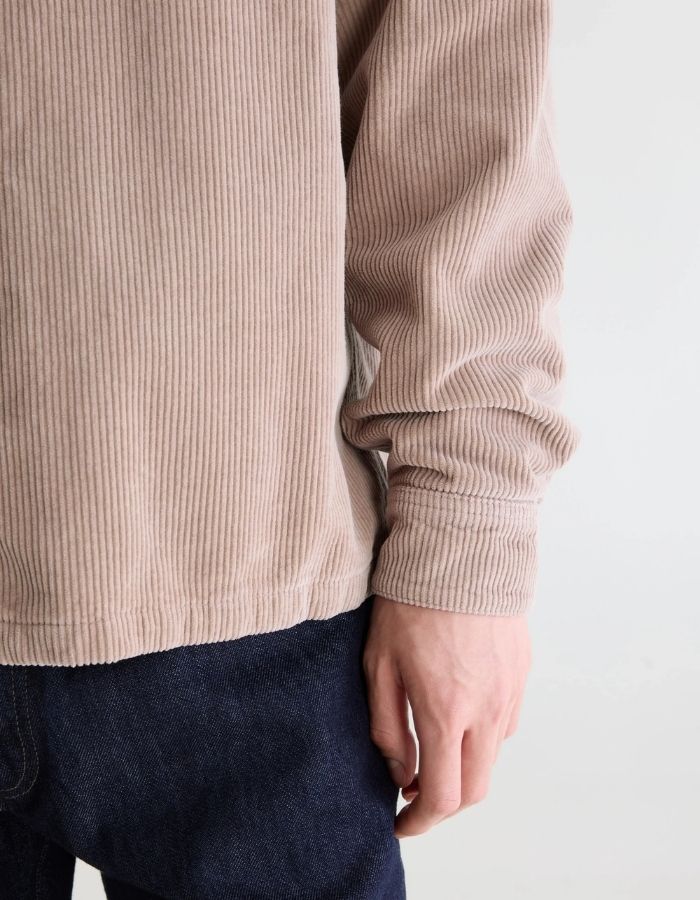 Manche de la Surchemise droite pour femme en velours côtelé beige 100% coton avec boutons métalliques et col classique, modèle Gonil de la marque Bellerose.