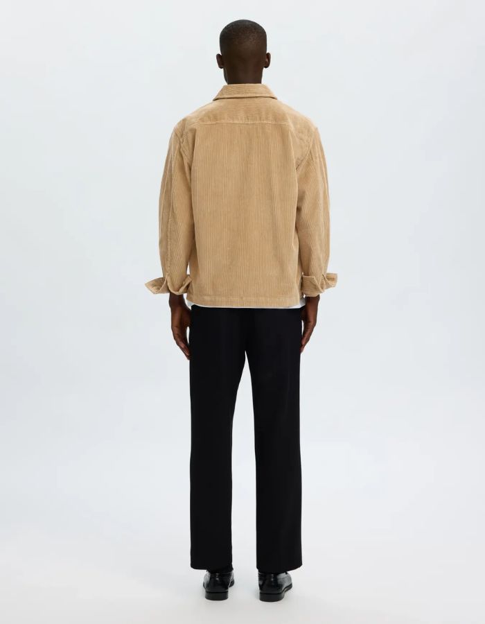 Dos de la Surchemise pour homme en velours côtelé beige sable avec col chemise et poche poitrine, modèle Motto-Kris Cord Overshirt couleur Cornstalk de la marque Selected Homme.