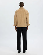 Dos de la Surchemise pour homme en velours côtelé beige sable avec col chemise et poche poitrine, modèle Motto-Kris Cord Overshirt couleur Cornstalk de la marque Selected Homme.