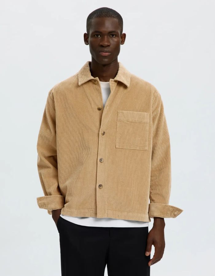 Vue de face de la Surchemise pour homme en velours côtelé beige sable avec col chemise et poche poitrine, modèle Motto-Kris Cord Overshirt couleur Cornstalk de la marque Selected Homme.