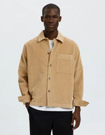 Vue de face de la Surchemise pour homme en velours côtelé beige sable avec col chemise et poche poitrine, modèle Motto-Kris Cord Overshirt couleur Cornstalk de la marque Selected Homme.