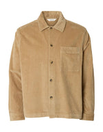 Surchemise pour homme en velours côtelé beige sable avec col chemise et poche poitrine, modèle Motto-Kris Cord Overshirt couleur Cornstalk de la marque Selected Homme.