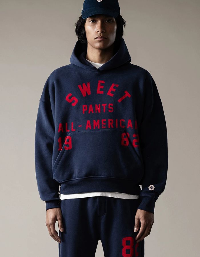 Vue de face duhoodie American Hood Night de Sweet Pants. Molleton gratté lourd 320g, coupe confort unisexe, sérigraphies tri-zones et poche kangourou.