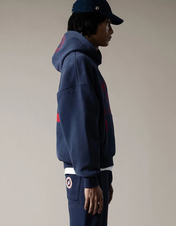 Profil duhoodie American Hood Night de Sweet Pants. Molleton gratté lourd 320g, coupe confort unisexe, sérigraphies tri-zones et poche kangourou.