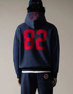 Silhouette de dos avec le hoodie American Hood Night de Sweet Pants. Molleton gratté lourd 320g, coupe confort unisexe, sérigraphies tri-zones et poche kangourou.