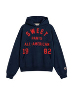 Découvez le hoodie American Hood Night de Sweet Pants. Molleton gratté lourd 320g, coupe confort unisexe, sérigraphies tri-zones et poche kangourou.