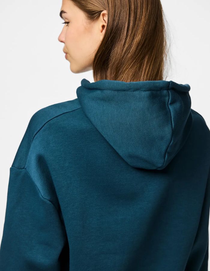 Capuche du Sweatshirt à capuche uni pour femme modèle Chilli de la marque Pieces. Coupe droite de couleur bleu marine très foncé et profond Reflecting Pond, doté d'une capuche et de manches longues