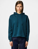 Vue de face du Sweatshirt à capuche uni pour femme modèle Chilli de la marque Pieces. Coupe droite de couleur bleu marine très foncé et profond Reflecting Pond, doté d'une capuche et de manches longues