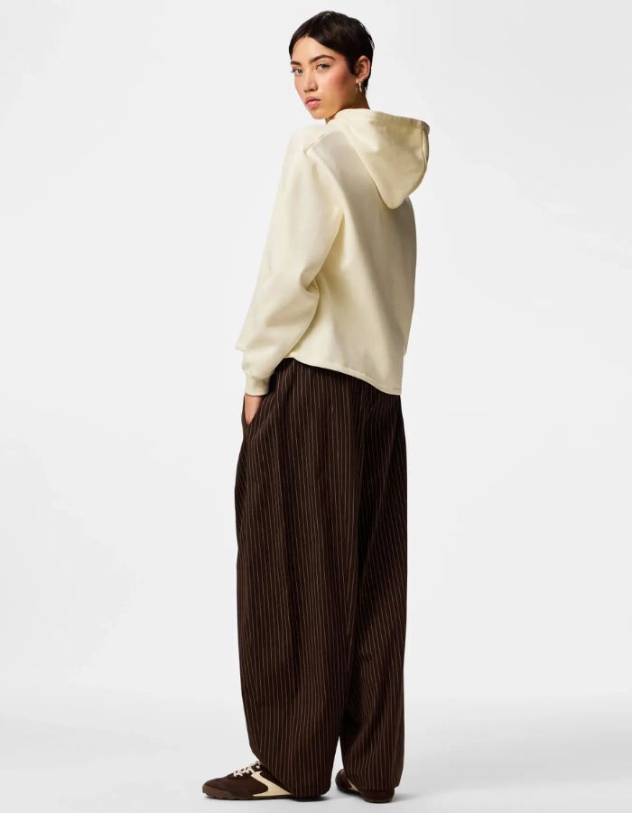 Vue de dos du Sweatshirt à capuche uni pour femme modèle Chilli de la marque Pieces. Coupe droite de couleur blanc cassé grisé White Pepper, doté d'une capuche avec cordons et de manches longues.