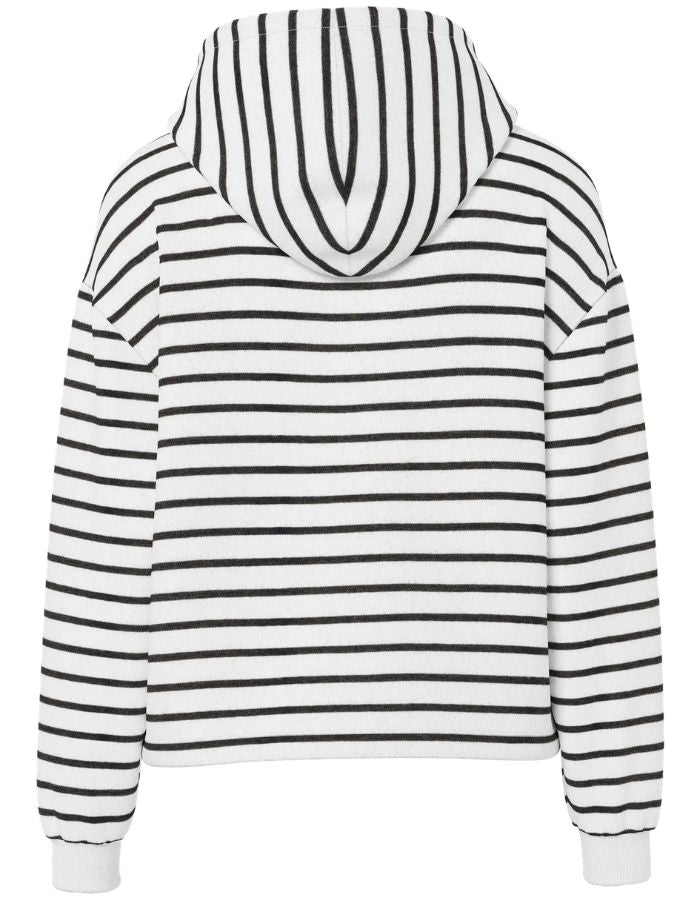 Dos du Sweatshirt à capuche pour femme modèle Chilli de la marque Pieces. Tissu blanc cassé Cloud Dancer à rayures horizontales noires, avec des emmanchures basses et une petite broderie en forme de cœur sur la poitrine.