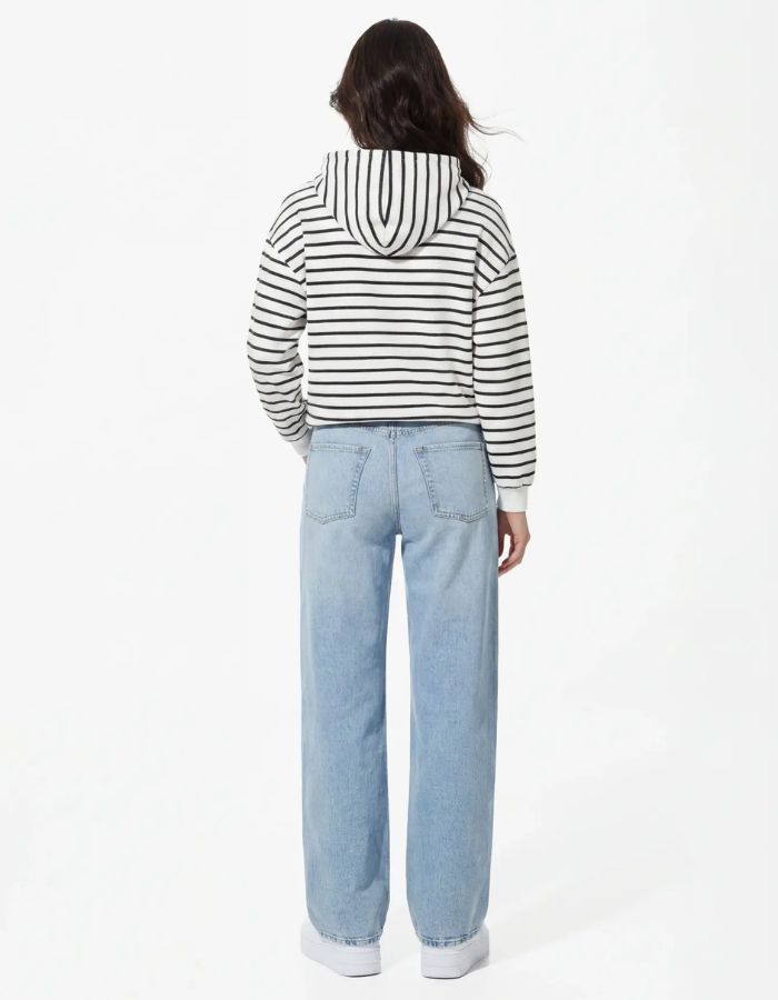 Vue de dos du Sweatshirt à capuche pour femme modèle Chilli de la marque Pieces. Tissu blanc cassé Cloud Dancer à rayures horizontales noires, avec des emmanchures basses et une petite broderie en forme de cœur sur la poitrine.