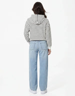 Vue de dos du Sweatshirt à capuche pour femme modèle Chilli de la marque Pieces. Tissu blanc cassé Cloud Dancer à rayures horizontales noires, avec des emmanchures basses et une petite broderie en forme de cœur sur la poitrine.