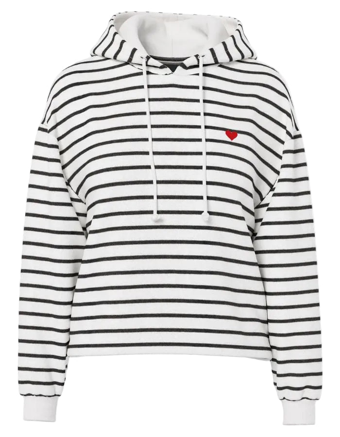 Sweatshirt à capuche pour femme modèle Chilli de la marque Pieces. Tissu blanc cassé Cloud Dancer à rayures horizontales noires, avec des emmanchures basses et une petite broderie en forme de cœur sur la poitrine.