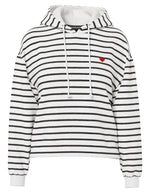 Sweatshirt à capuche pour femme modèle Chilli de la marque Pieces. Tissu blanc cassé Cloud Dancer à rayures horizontales noires, avec des emmanchures basses et une petite broderie en forme de cœur sur la poitrine.