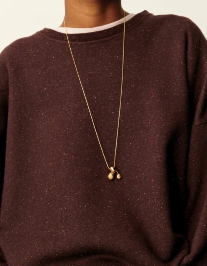 Col du Sweatshirt oversize pour femme en molleton marron chocolat avec col rond boutonné et jacron cuir au dos, modèle Sweat Chebbi couleur Ganache de la marque Sessùn.