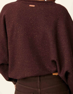 Dos du Sweatshirt oversize pour femme en molleton marron chocolat avec col rond boutonné et jacron cuir au dos, modèle Sweat Chebbi couleur Ganache de la marque Sessùn.