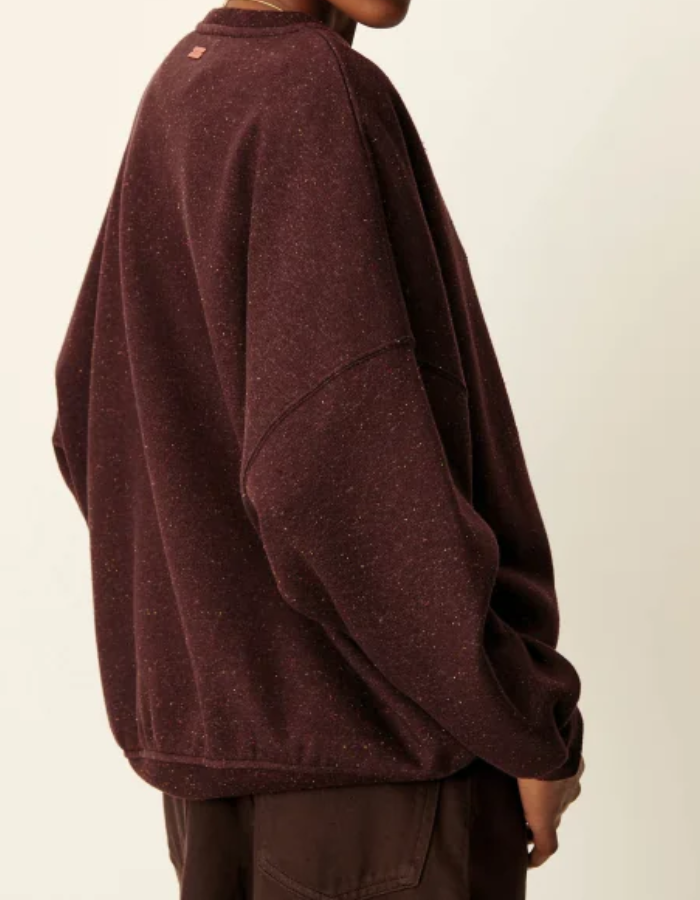 Profil du Sweatshirt oversize pour femme en molleton marron chocolat avec col rond boutonné et jacron cuir au dos, modèle Sweat Chebbi couleur Ganache de la marque Sessùn.