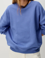 Col du Sweatshirt oversize pour femme en molleton chiné bleu ciel avec col rond boutonné et jacron cuir au dos, modèle Sweat Chebbi couleur Italian Blue de la marque Sessùn.