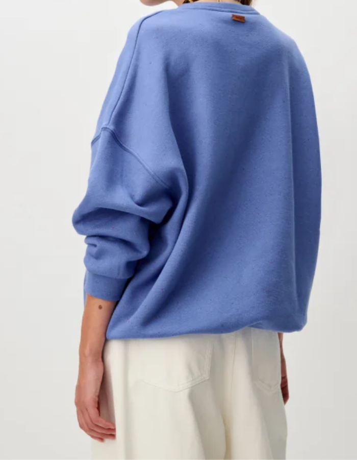 Dos du Sweatshirt oversize pour femme en molleton chiné bleu ciel avec col rond boutonné et jacron cuir au dos, modèle Sweat Chebbi couleur Italian Blue de la marque Sessùn.