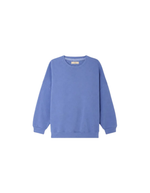 Sweatshirt oversize pour femme en molleton chiné bleu ciel avec col rond boutonné et jacron cuir au dos, modèle Sweat Chebbi couleur Italian Blue de la marque Sessùn.