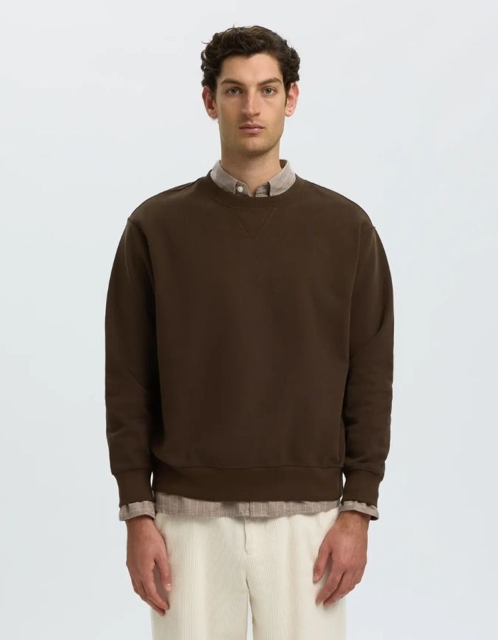 Vue de face du Sweatshirt col rond manches longues pour homme en coton biologique marron chocolat, coupe décontractée, modèle Relaxgrant LS Crew Neck Sweat de la marque Selected.