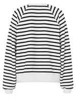 Dos du Sweatshirt à col rond et manches longues pour femme de couleur écru blanc cassé Cloud Dancer, modèle Greta de la marque PIECES. Présente une coupe classique droite avec un petit cœur noir brodé sur le côté gauche de la poitrine.