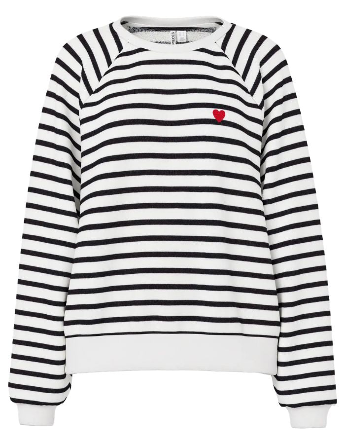 Sweatshirt à col rond et manches longues pour femme de couleur écru blanc cassé Cloud Dancer, modèle Greta de la marque PIECES. Présente une coupe classique droite avec un petit cœur noir brodé sur le côté gauche de la poitrine.
