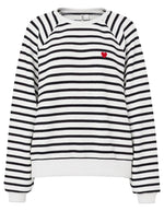 Sweatshirt à col rond et manches longues pour femme de couleur écru blanc cassé Cloud Dancer, modèle Greta de la marque PIECES. Présente une coupe classique droite avec un petit cœur noir brodé sur le côté gauche de la poitrine.