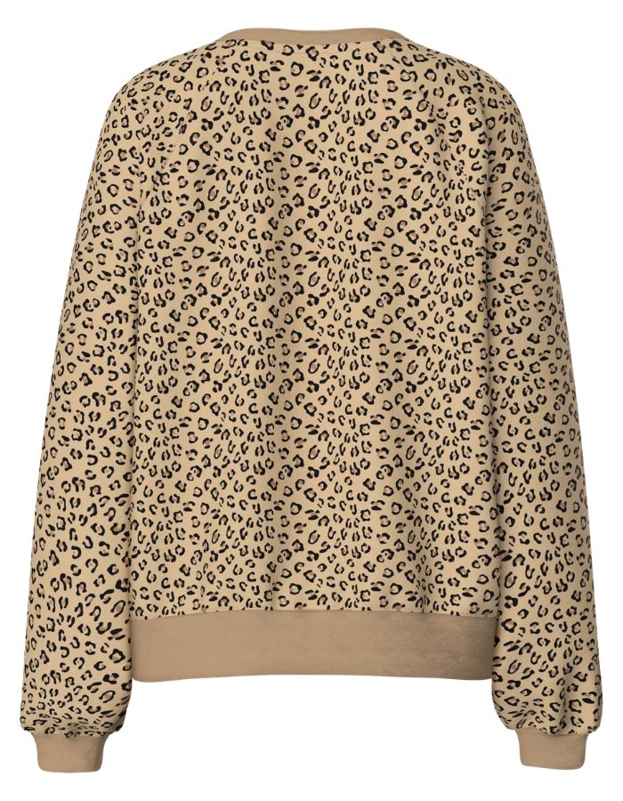 Dos du Sweatshirt à col rond et manches longues pour femme avec un imprimé léopard noir et marron sur fond blanc cassé, modèle Greta de la marque PIECES. Présente une broderie rouge vif en forme de cœur sur le côté gauche de la poitrine.