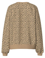 Dos du Sweatshirt à col rond et manches longues pour femme avec un imprimé léopard noir et marron sur fond blanc cassé, modèle Greta de la marque PIECES. Présente une broderie rouge vif en forme de cœur sur le côté gauche de la poitrine.
