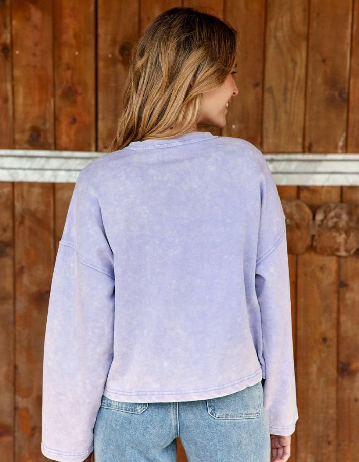 Dos du Sweat-shirt coupe boxy pour femme en molleton parme délavé, modèle Trinkle de la marque LA PETITE ÉTOILE. Présente un col rond, la griffe de la marque sur la poitrine et des finitions en bord-côte.